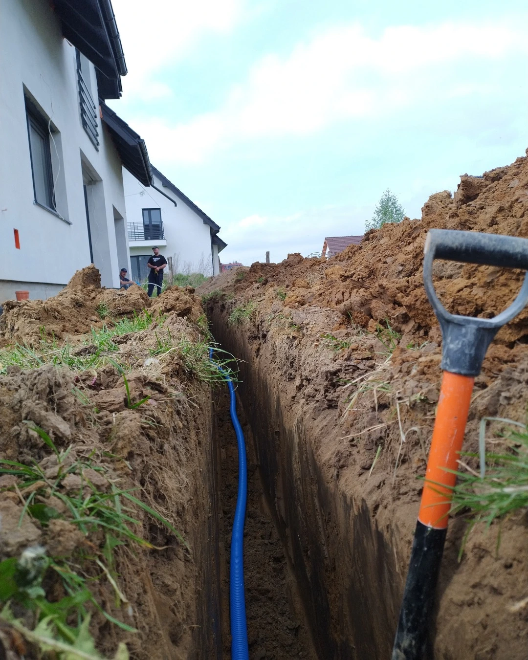 wykop i ułozenie instalacji wodnej